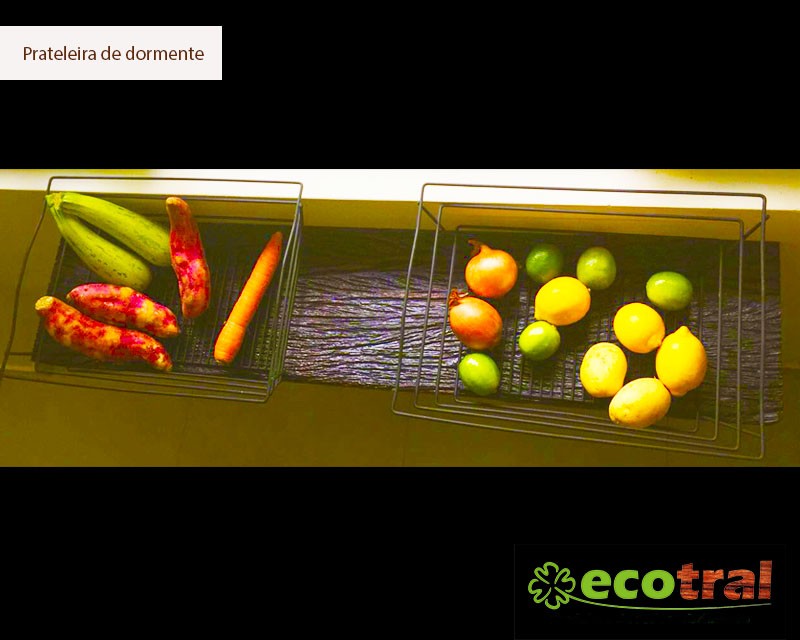 PRATELEIRAS EM MADEIRA RÚSTICA