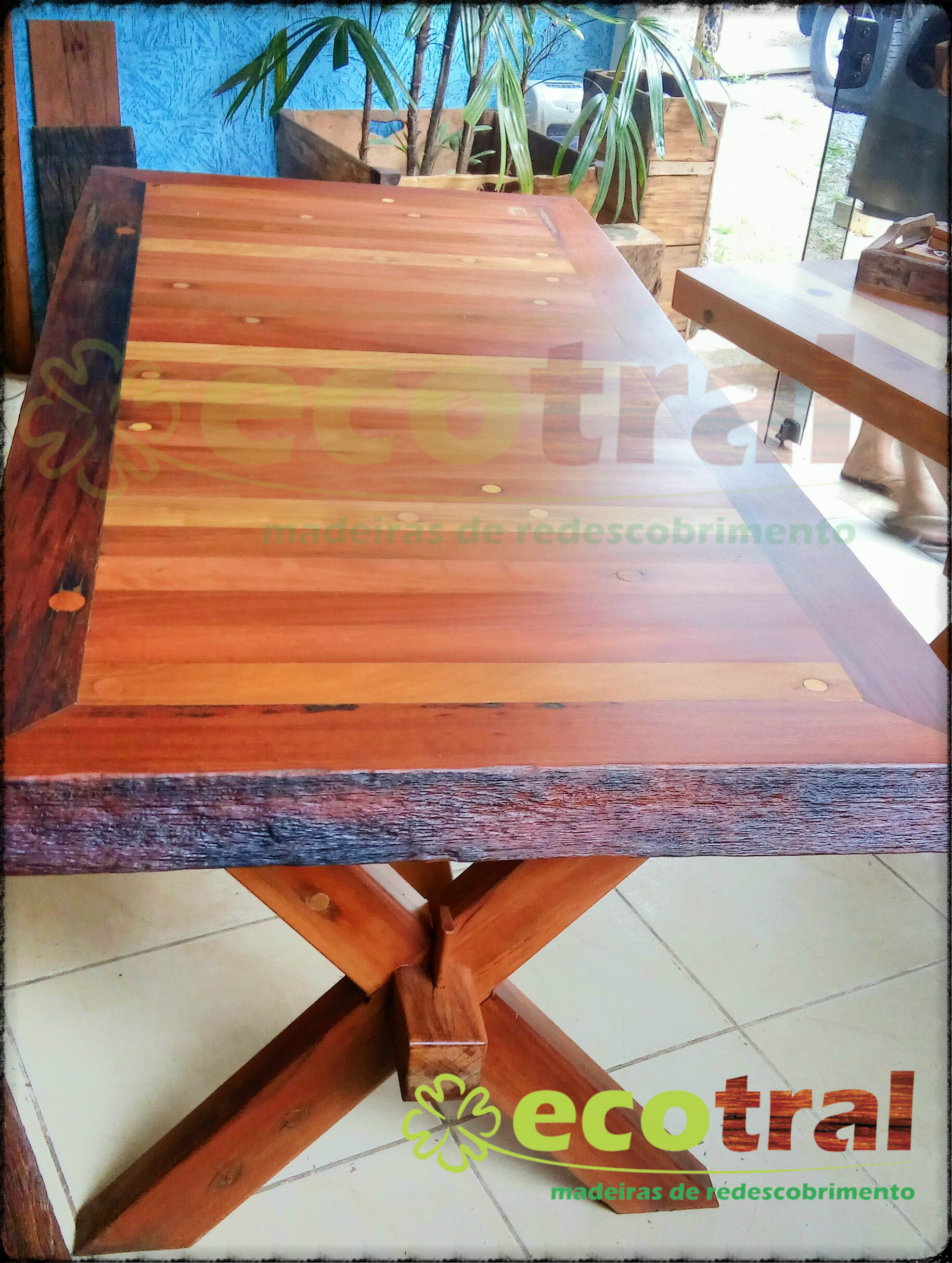 MESAS RÚSTICAS EM DORMENTES E CRUZETAS