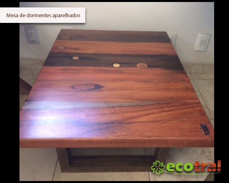 MESAS EM MADEIRA RÚSTICA DE DORMENTES E CRUZETAS